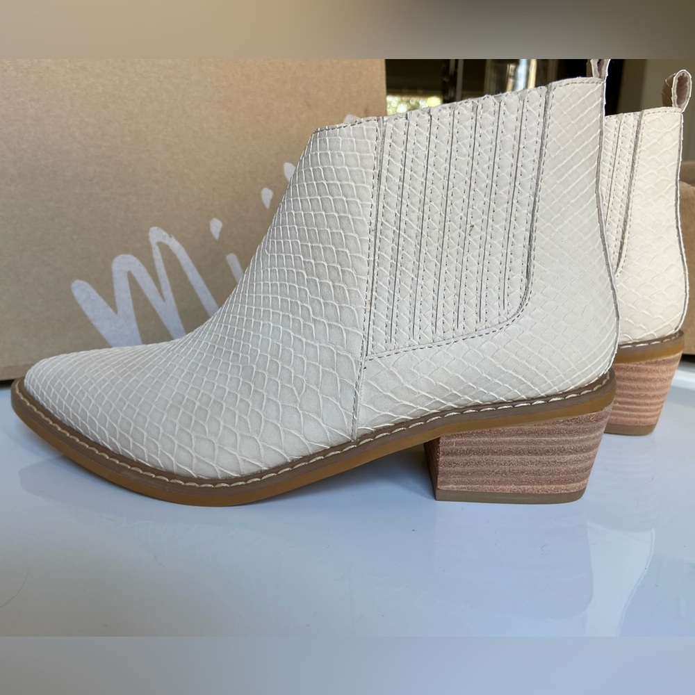 Creme/Off White Textured Bootie